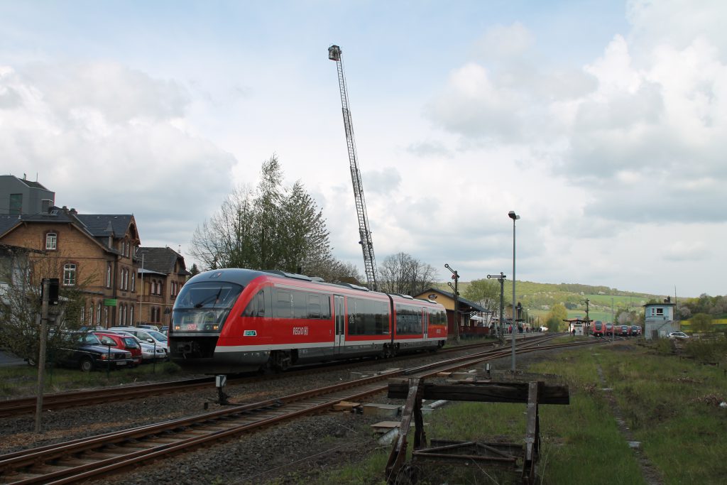 642 070 verlässt den Bahnhof Glauburg-Stockheim, aufgenommen am 24.04.2016.