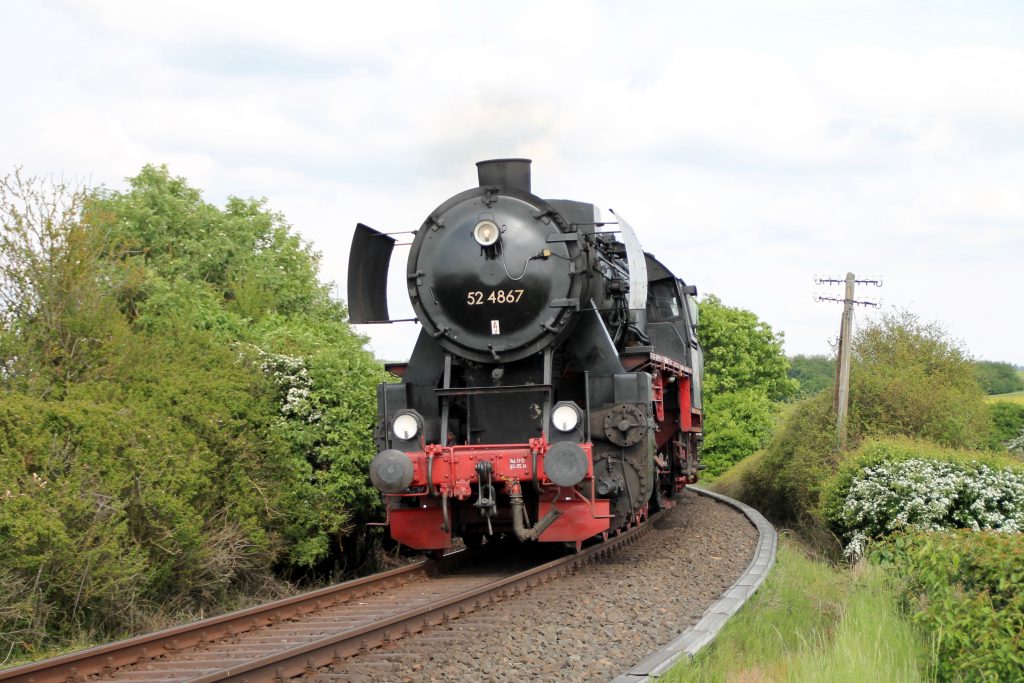 52 4867 kurz vor Grävenwiesbach auf der Taunusbahn, aufgenommen am 21.05.2016.