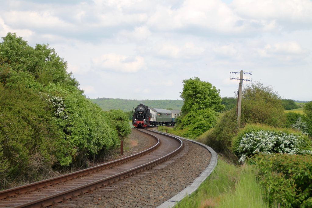 52 4867 in der S-Kurve vor Grävenwiesbach auf der Taunusbahn, aufgenommen am 21.05.2016.