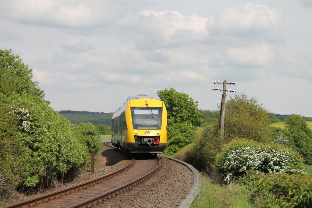 Ein LINT der HLB in der S-Kurve vor Grävenwiesbach auf der Taunusbahn, aufgenommen am 21.05.2016.