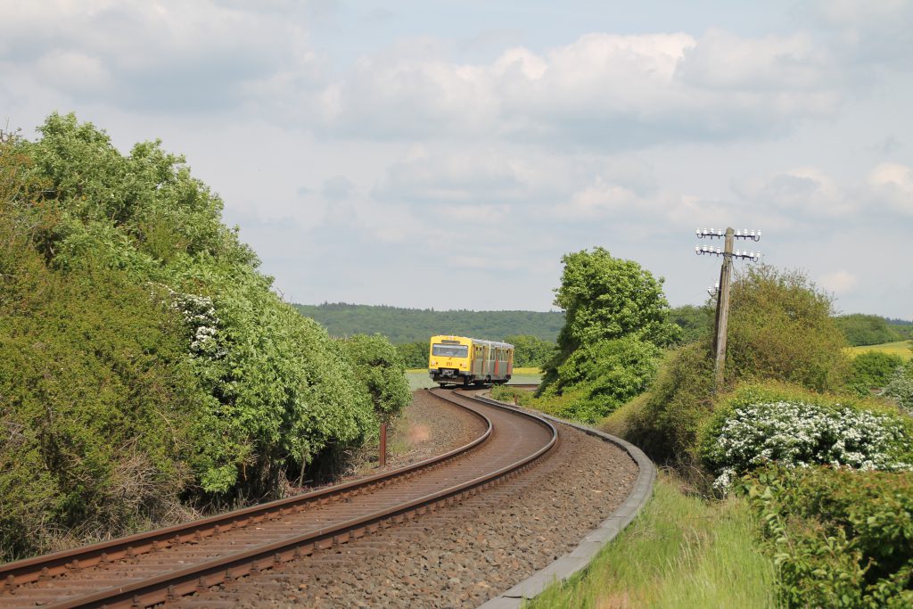 Ein VT2E der HLB in der S-Kurve vor Grävenwiesbach auf der Taunusbahn, aufgenommen am 21.05.2016.