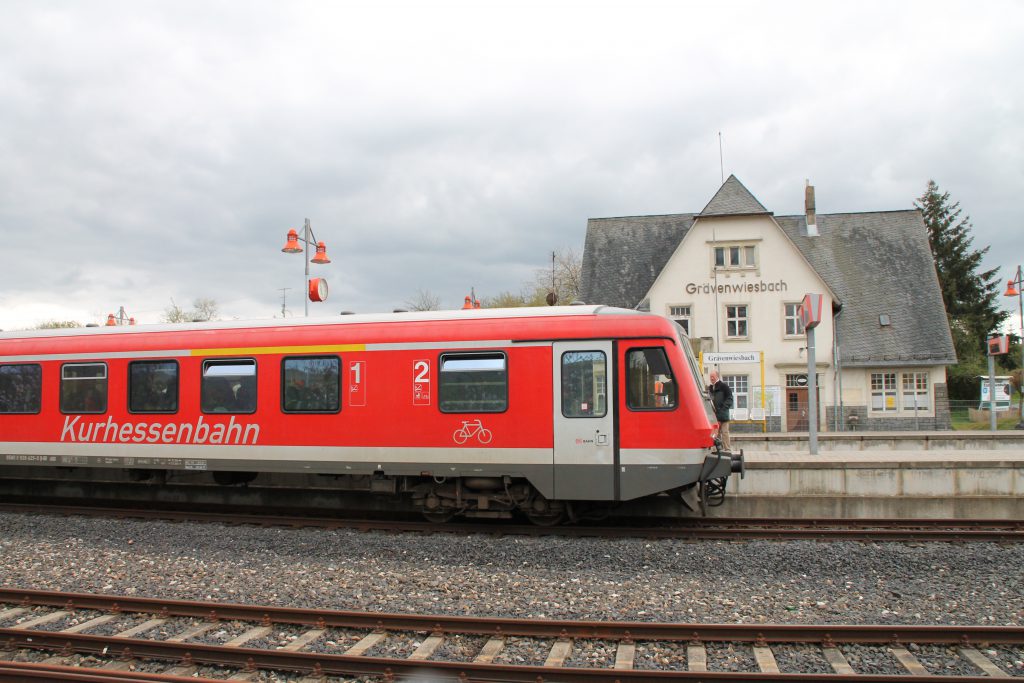 628 429 im Bahnhof Grävenwiesbach auf der Taunusbahn, aufgenommen am 23.04.2016.