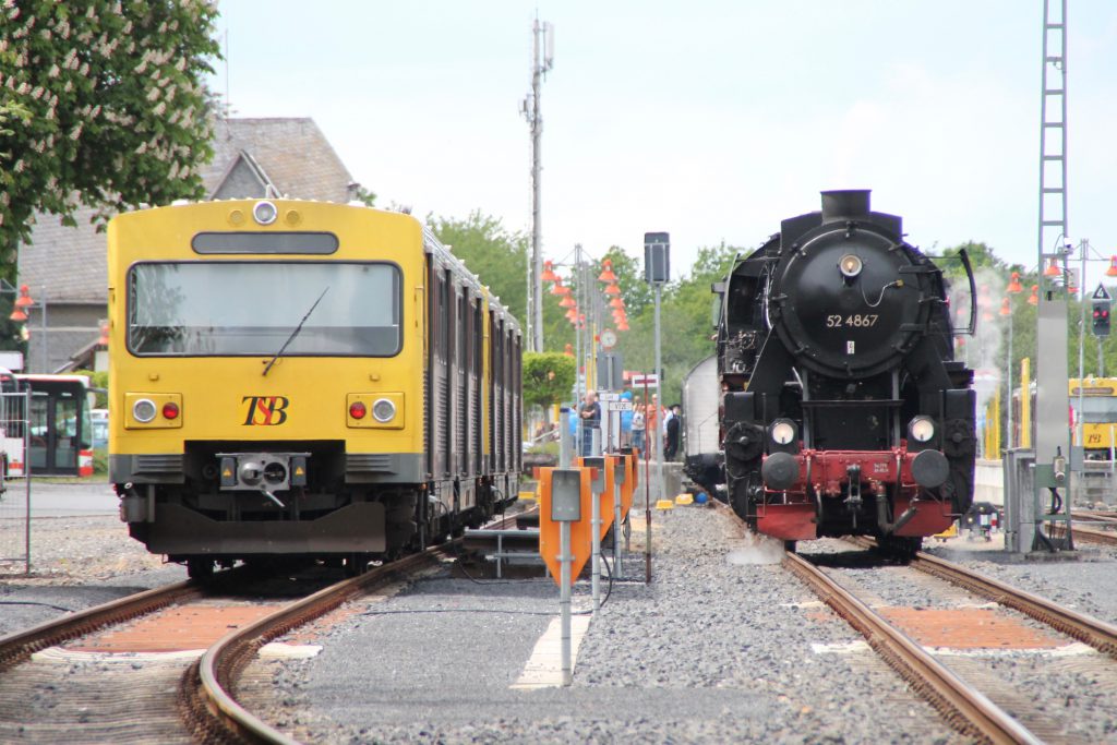 52 4867 trifft beim rangieren auf der Taunusbahn im Bahnhof Grävenwiesbach einen VT2E der HLB, aufgenommen am 21.05.2016.