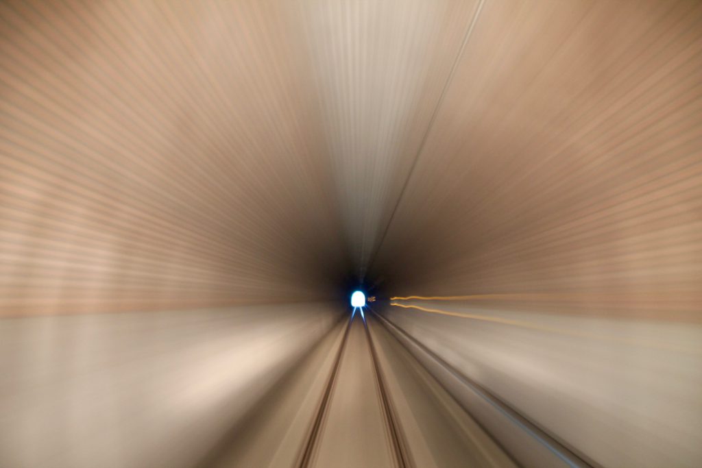 Eine Langzeitbelichtung beim durchfahren des Hasselborner Tunnels auf der Taunusbahn, aufgenommen am 22.06.2016.