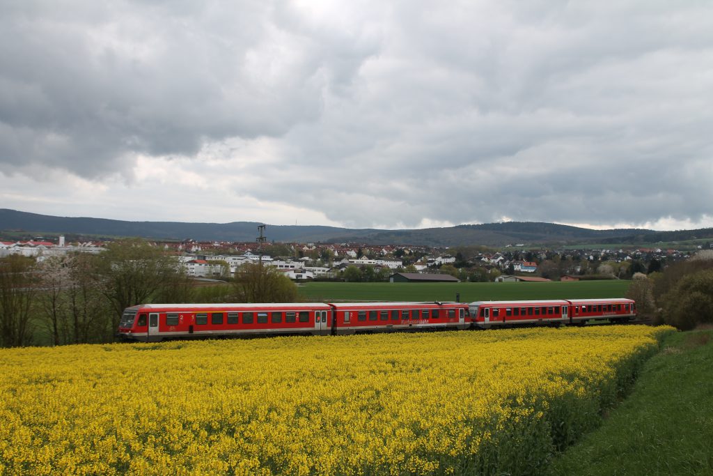 628 429 und 628 429 oberhalb der Rapsfelder bei Westerfeld auf der Taunusbahn, aufgenommen am 23.04.2016.