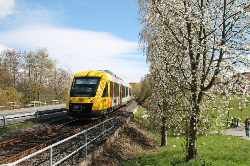 Ein LINT der HLB bei Neu Anspach auf der Taunusbahn, aufgenommen am 16.04.2016.