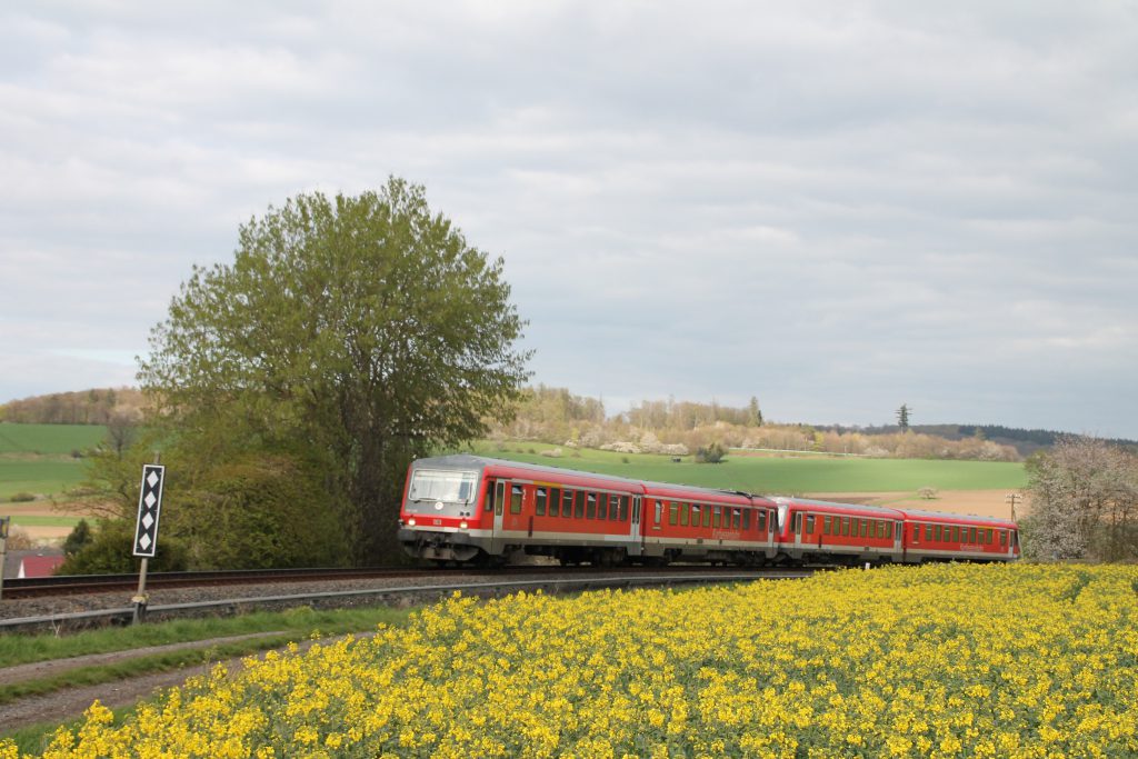 628 429 und 628 419 an einem Rapsfeld bei Hundstadt auf der Taunusbahn, aufgenommen am 23.04.2016.