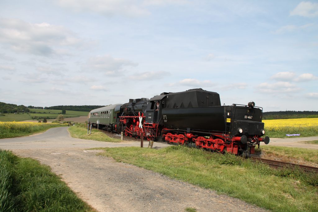 52 4867 an einem unbeschranktem Bahnübergang bei Hundstadt auf der Taunusbahn, aufgenommen am 21.05.2016.