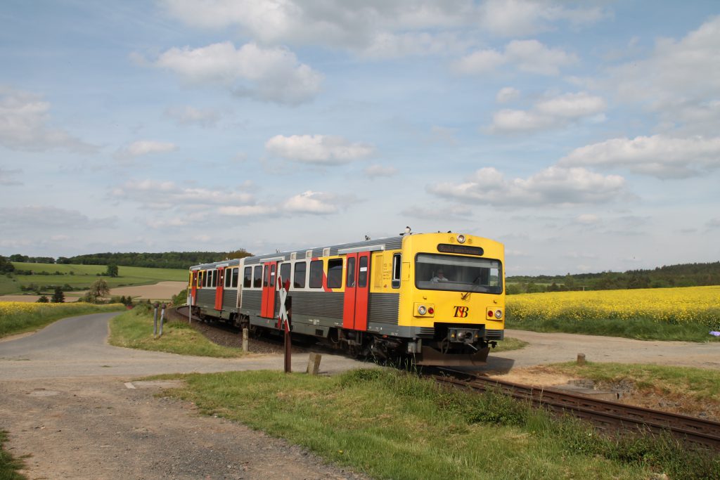 Ein VT2E der HLB an einem unbeschranktem Bahnübergang bei Hundstadt auf der Taunusbahn, aufgenommen am 21.05.2016.