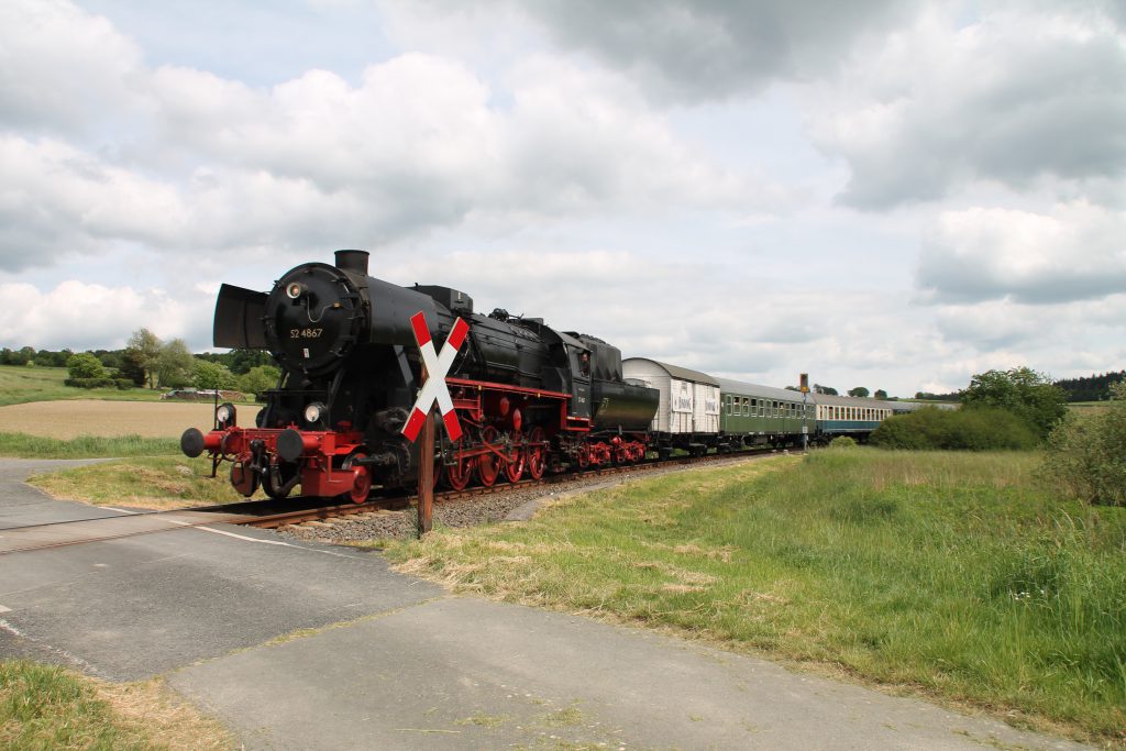 52 4867 an einem Bahnübergang bei Hundstadt auf der Taunusbahn, aufgenommen am 21.05.2016.