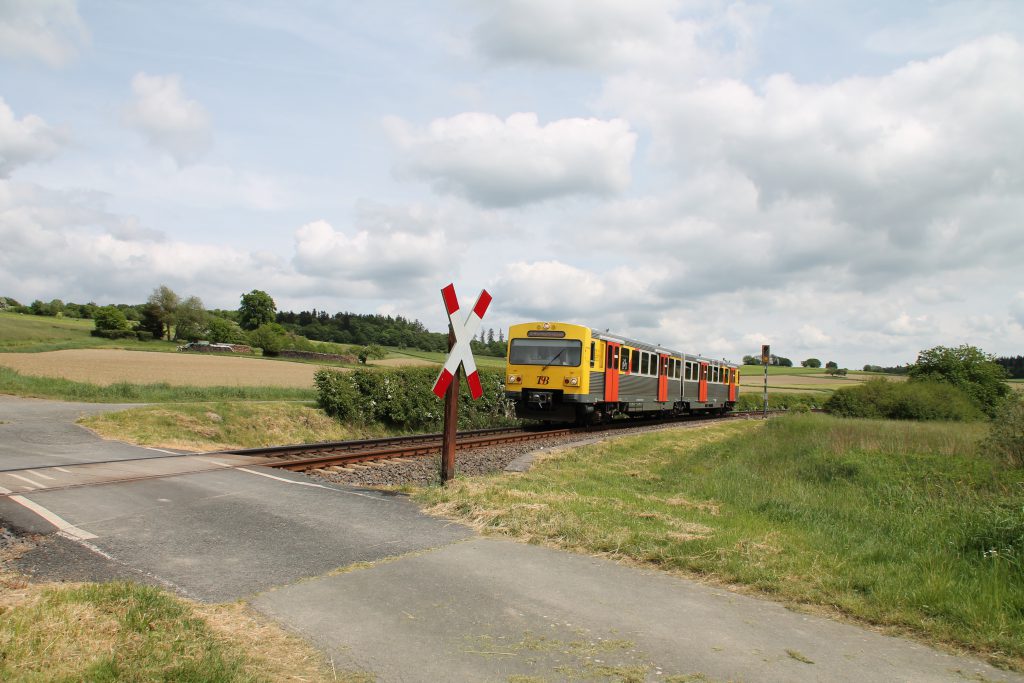 Ein VT2E der HLB an einem Bahnübergang bei Hundstadt auf der Taunusbahn, aufgenommen am 21.05.2016.