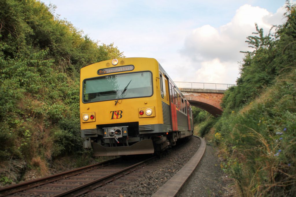 Ein VT2E der HLB zwischen Hundstadt und Grävenwiesbach auf der Taunusbahn, aufgenommen am 15.07.2016.