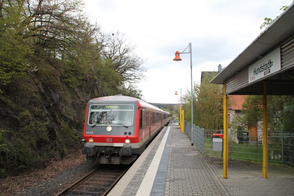 628 429 und 628 429 am Haltepunkt Hundstadt auf der Taunusbahn, aufgenommen am 23.04.2016.