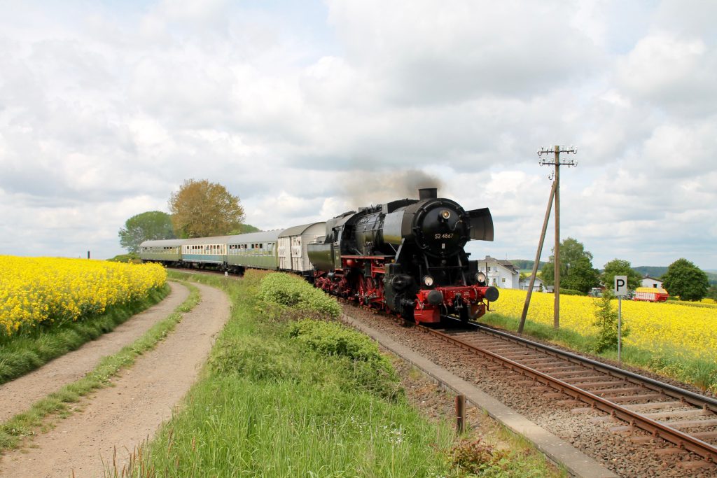 52 4867 bei Hundstadt auf der Taunusbahn, aufgenommen am 21.05.2016.