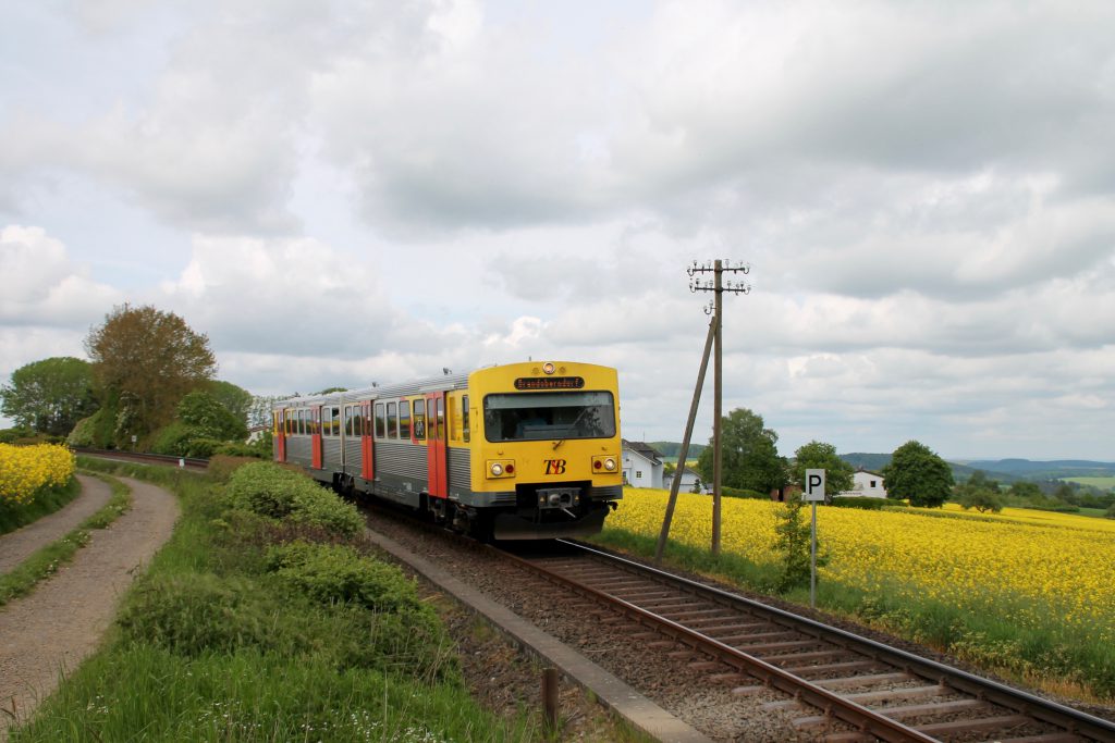 Ein VT2E der HLB bei Hundstadt auf der Taunusbahn, aufgenommen am 21.05.2016.