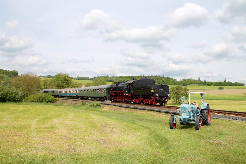 52 4857 begegnet einem Eicher Traktor in Hundstadt auf der Taunusbahn, aufgenommen am 21.05.2016.