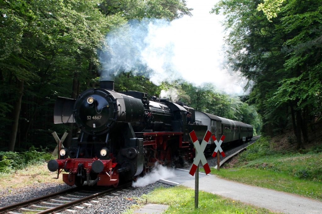 52 4867 an einem unbeschranktem Bahnübergang im Köpperner Wald auf der Taunusbahn, aufgenommen am 21.05.2016.