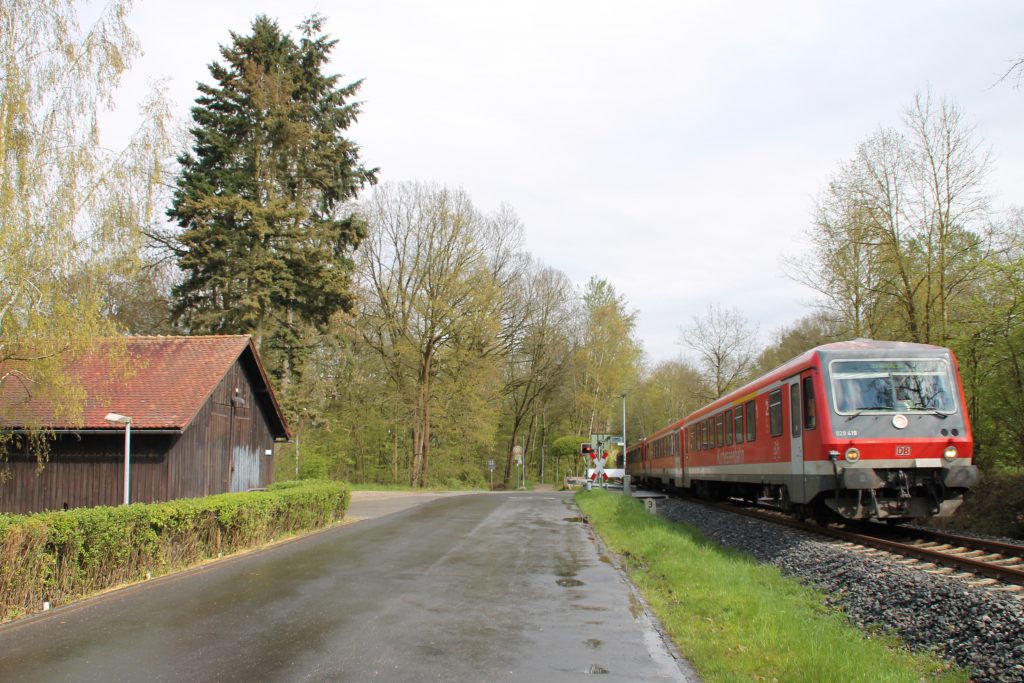 628 429 und 628 429 am Bahnübergang am Waldkrankenhaus in Köppern auf der Taunusbahn, aufgenommen am 23.04.2016.