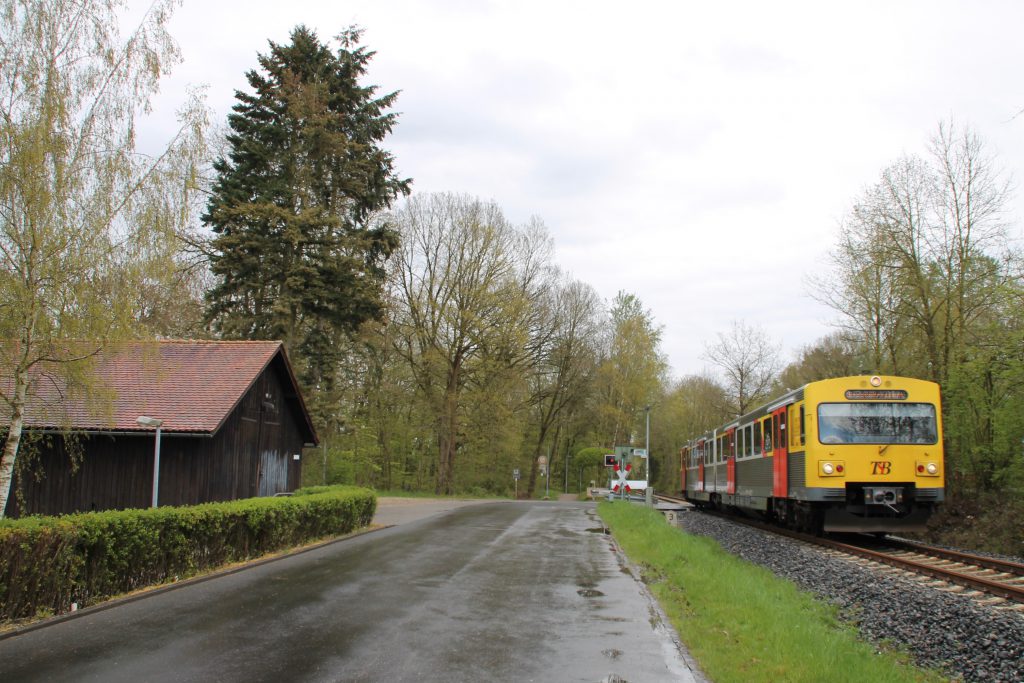 Ein VT2E der HLB am Bahnübergang am Waldkrankenhaus in Köppern auf der Taunusbahn, aufgenommen am 23.04.2016.