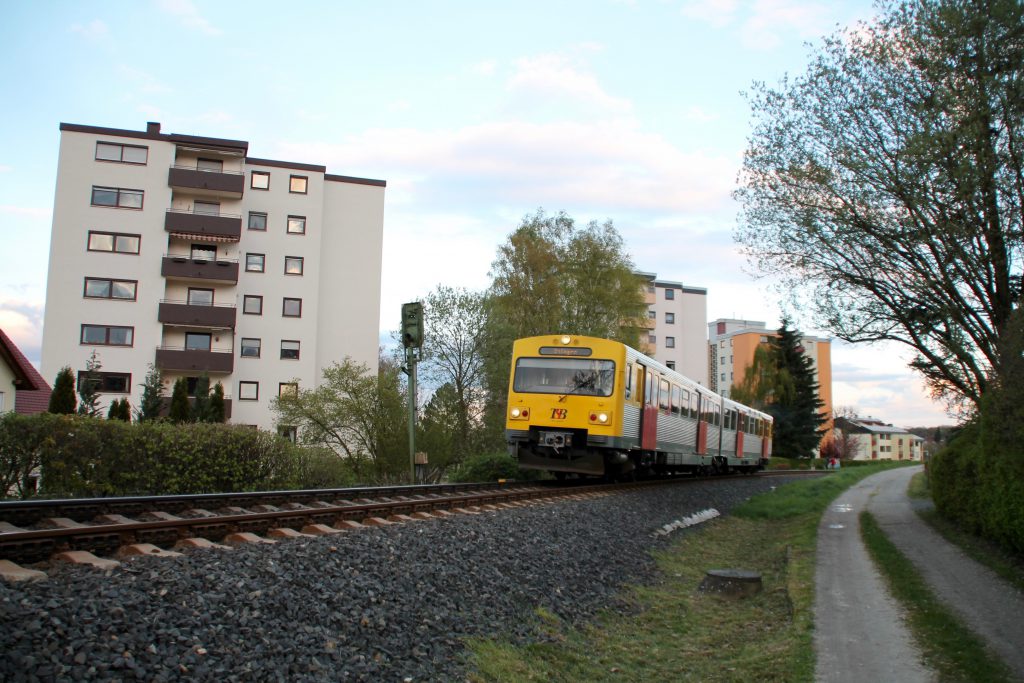 Ein VT2E der HLB bei Köppern auf der Taunbusbahn, Ziel der Fahrt ist Usingen, aufgenommen am 23.04.2016.