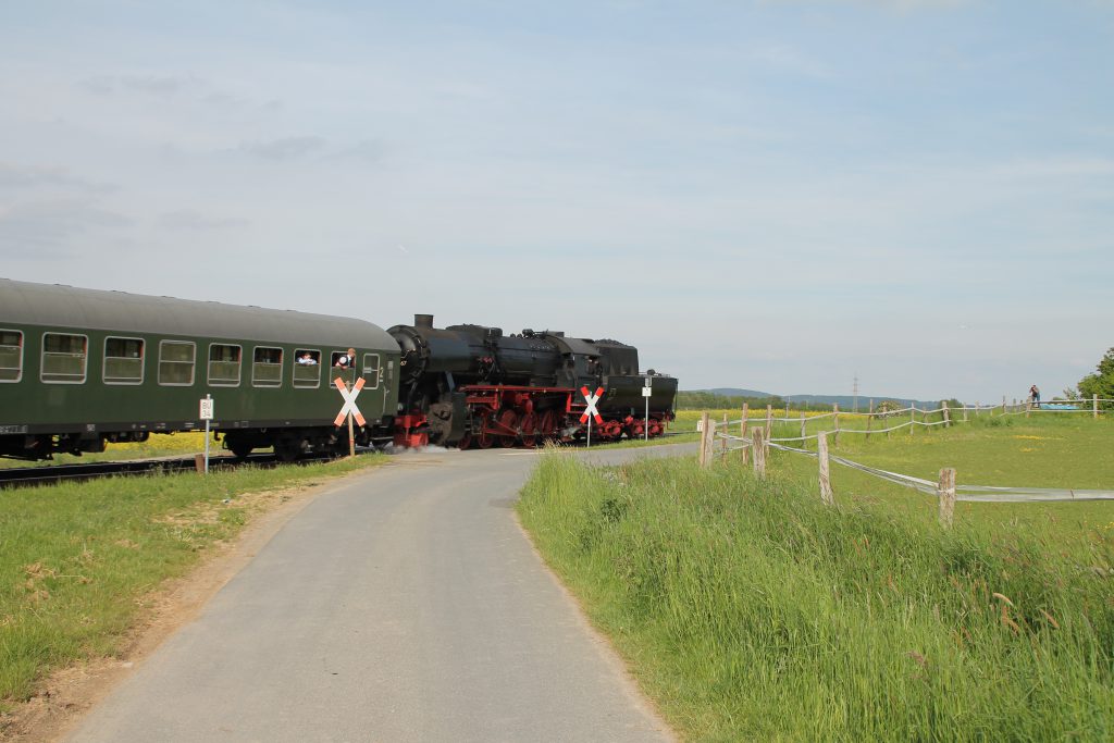 52 4867 an einem unbeschranktem Bahnübergang bei Neu Anspach auf der Taunusbahn, aufgenommen am 21.05.2016.