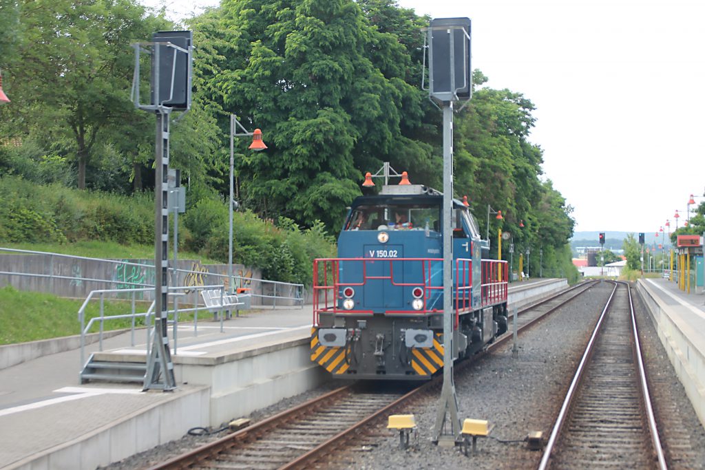 V150.02 der HGB wartet auf die Zugkreuzung im Bahnhof Neu Anspach auf der Taunusbahn, aufgenommen am 15.07.2016.