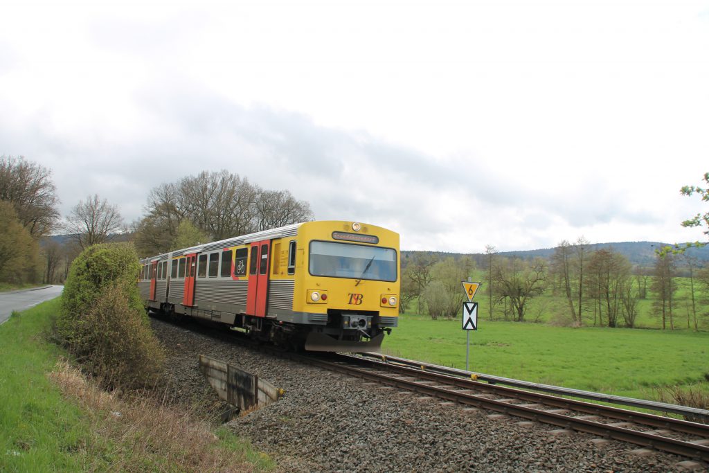 Ein VT2E der HLB kurz vor Wehrheim auf der Taunusbahn, aufgenommen am 16.04.2016.