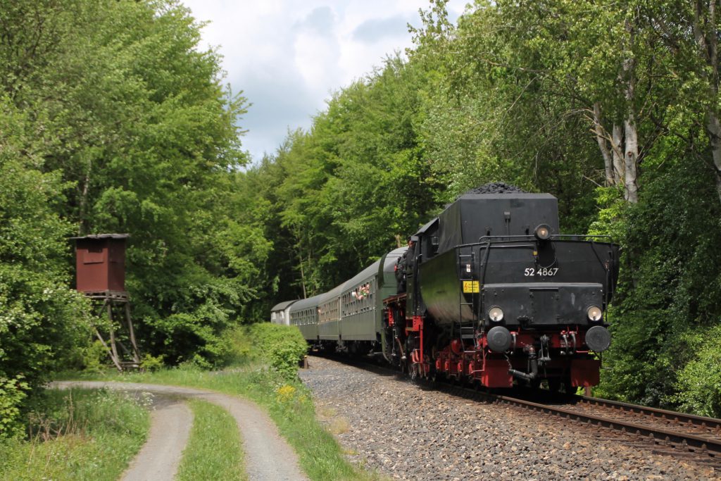 52 4867 im Usinger Wald auf der Taunusbahn, aufgenommen am 21.05.2016.