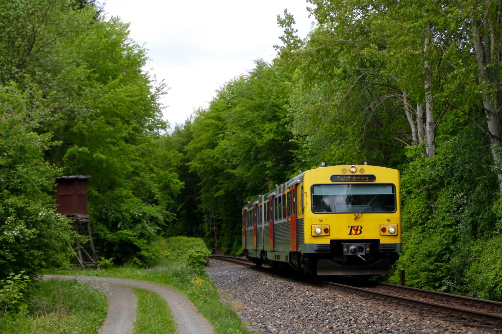 Ein VT2E der HLB im Usinger Wald auf der Taunusbahn, aufgenommen am 21.05.2016.