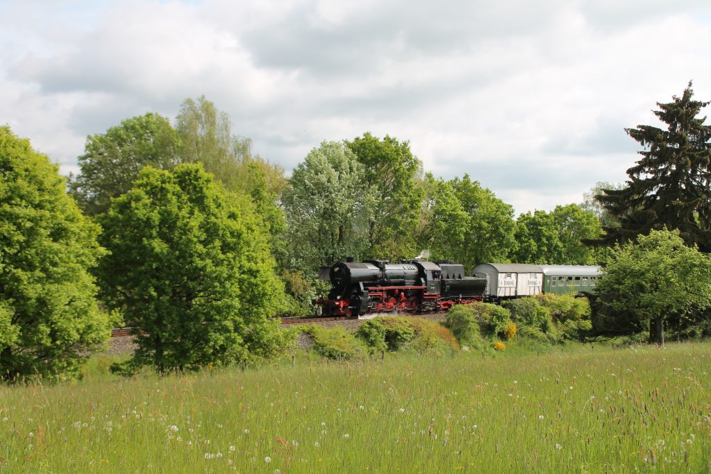 52 4867 bei Usingen auf der Taunusbahn, aufgenommen am 21.05.2016.