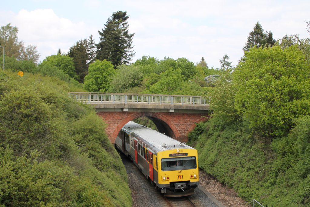 Ein VT2E der HLB verlässt den Bahnhof Usingen, aufgenommen am 15.05.2016.