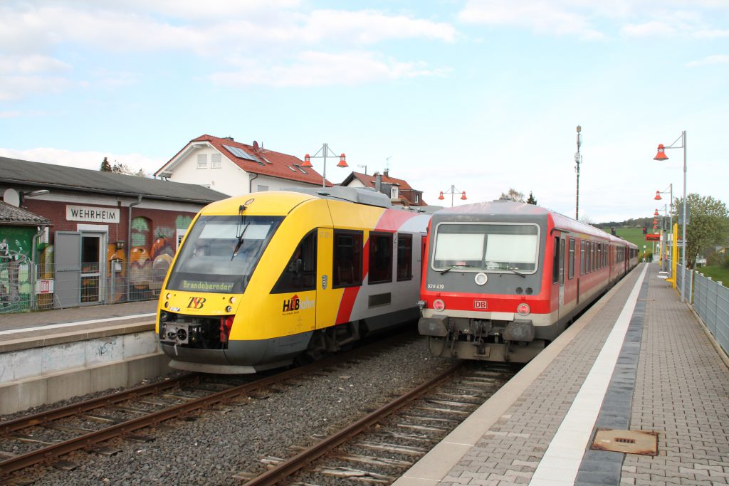 Zugkreuzung zwischen einem LINT der HLB und 628 419 im Bahnhof Wehrheim auf der Taunusbahn, aufgenommen am 23.04.2016.