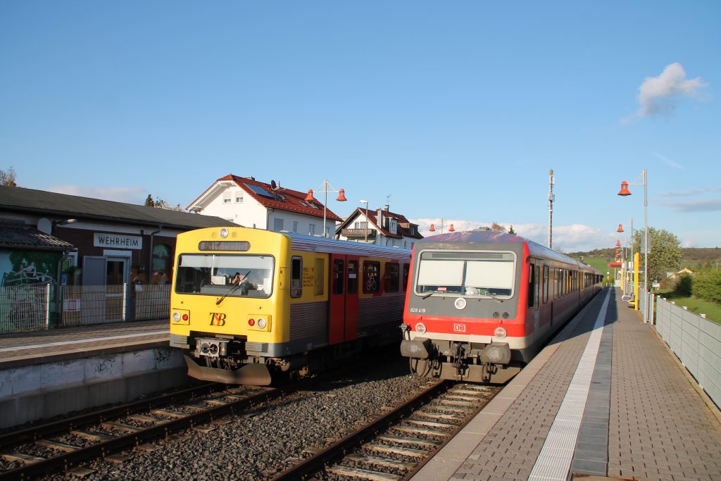 Zugkreuzung zwischen einem VT2E der HLB und 628 419 im Bahnhof Wehrheim auf der Taunusbahn, aufgenommen am 23.04.2016.