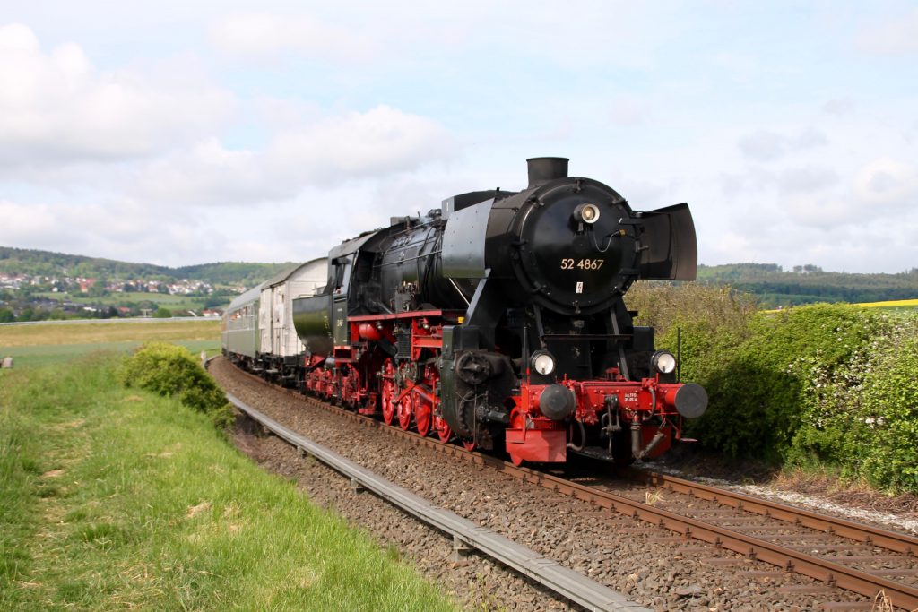 52 4867 bei Westerfeld auf der Taunusbahn, aufgenommen am 21.05.2016.