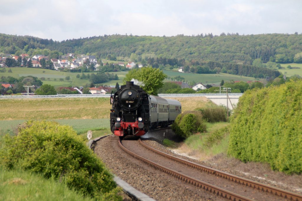 52 4867 bei Hausen auf der Taunusbahn, aufgenommen am 21.05.2016.