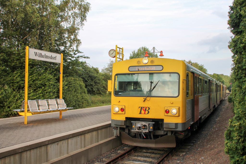 Zwei VT2E der HLB warten im Bahnhof Wilhelmsdorf auf die Zugkreuzung, aufgenommen am 15.07.2016.