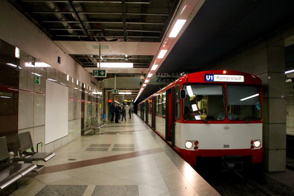 U2 Wagen der VGF an in der Station "Main-Taunus-Zentrum", aufgenommen am 03.04.2016.