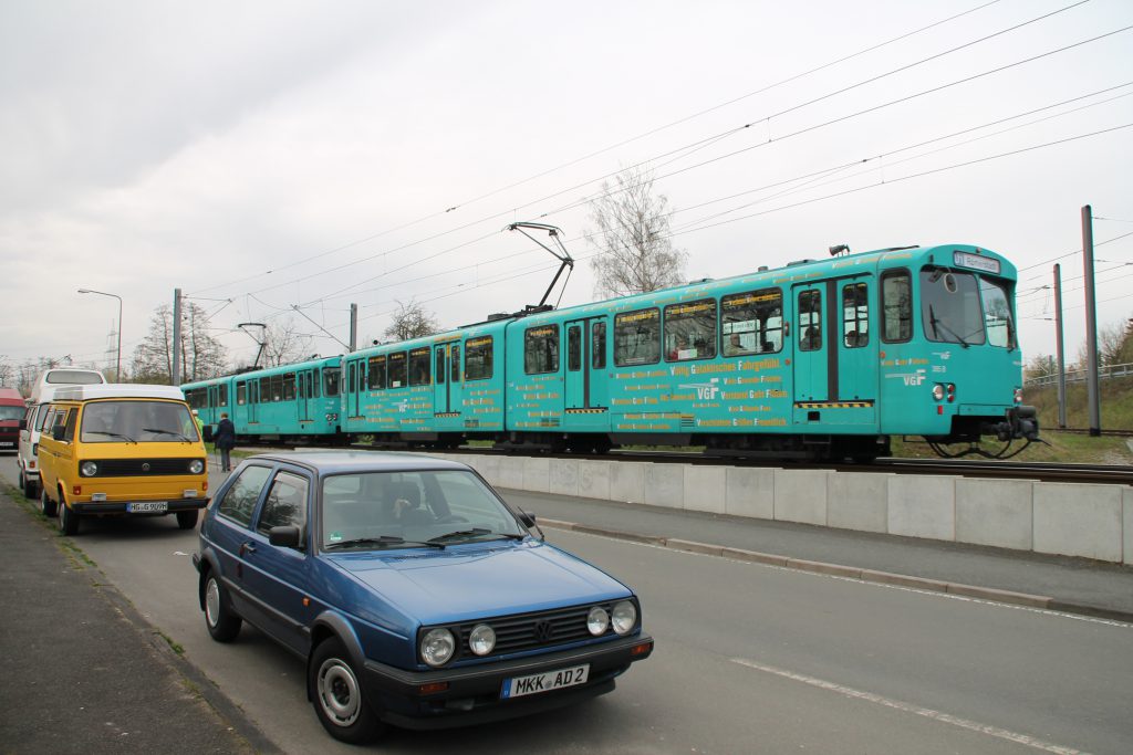 U2 Wagen der VGF stilecht mit alten Autos in Niederursel, aufgenommen am 03.04.2016.