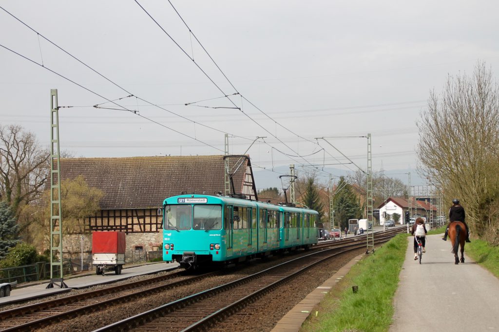 U2 Wagen der VGF an den alten Mühlen in Niederursel, aufgenommen am 03.04.2016.