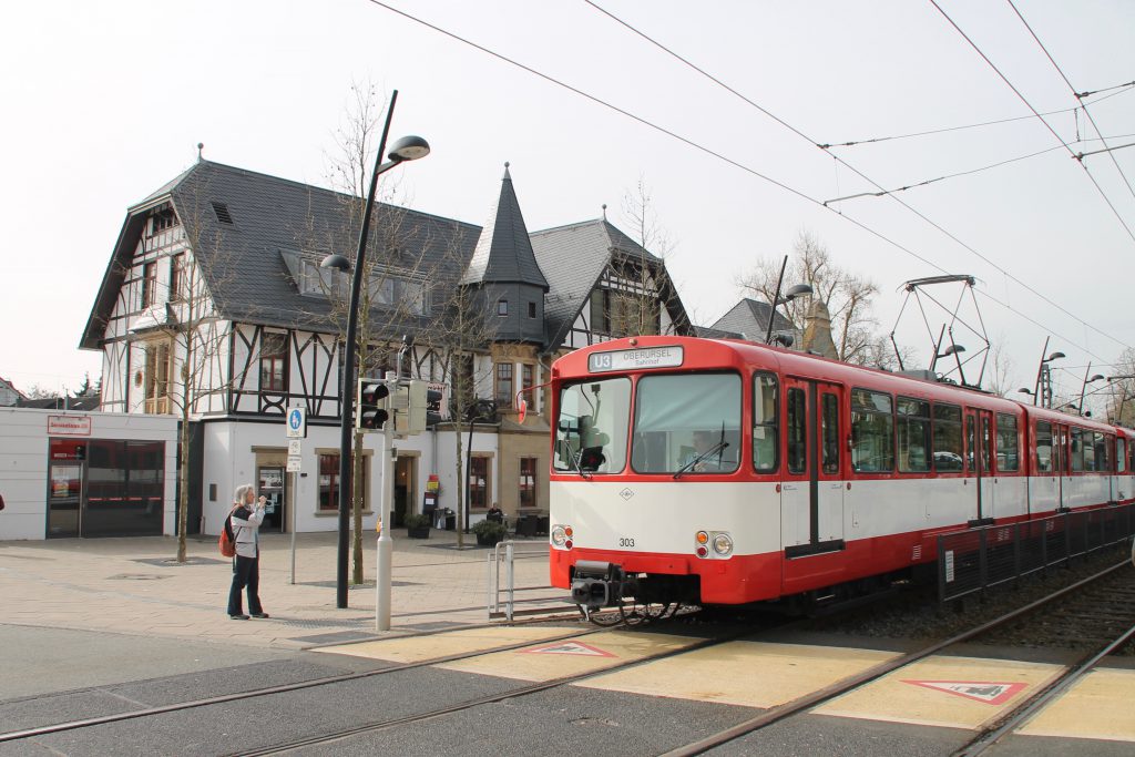 U2 Wagen der VGF am Bahnhof in Oberursel, aufgenommen am 03.04.2016.