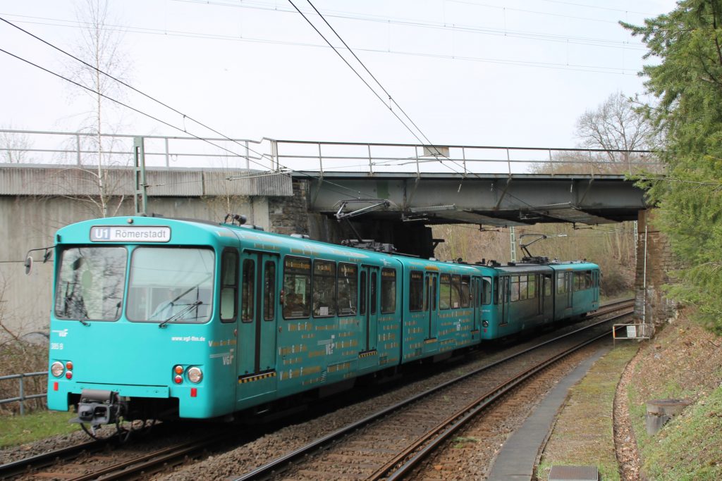 U2 Wagen der VGF unterquert die Homburger Bahn in Oberursel, aufgenommen am 03.04.2016.