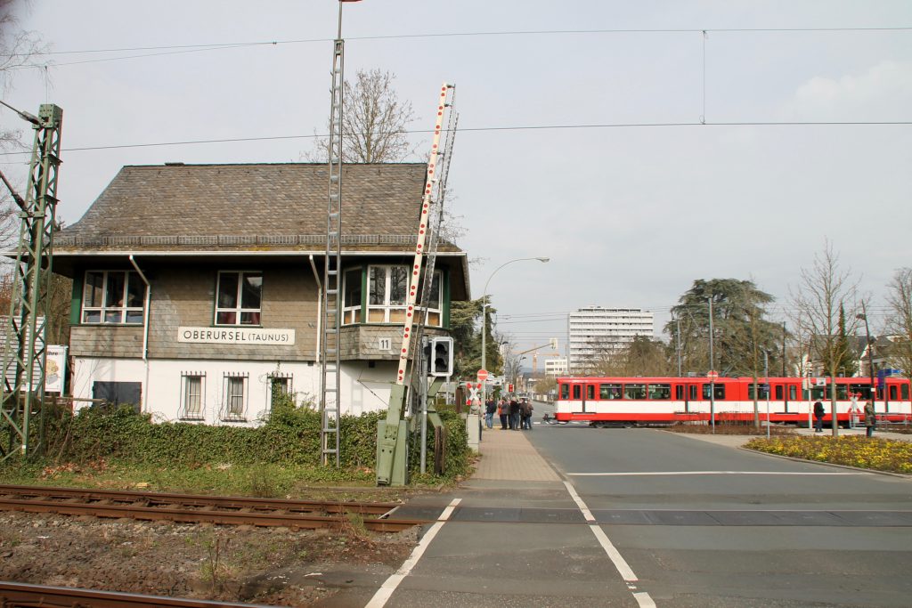 U2 Wagen der VGF am alten Stellwerk in Oberursel, aufgenommen am 03.04.2016.