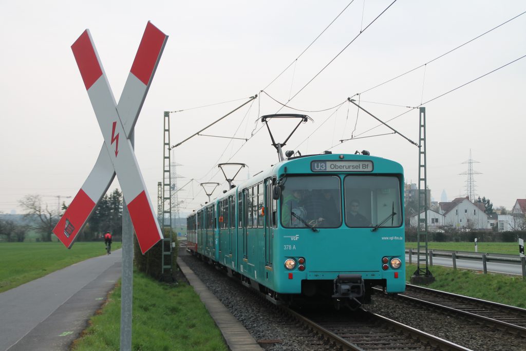 U2 Wagen der VGF an einem unbeschranktem Bahnübergang bei Weisskirchen, aufgenommen am 03.04.2016.