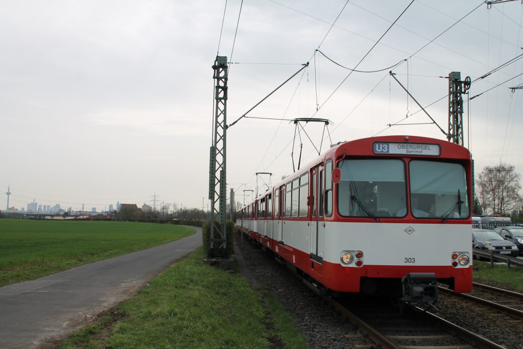 U2 Wagen der VGF und im Hintergrund die Frankfurter Skyline, aufgenommen am 03.04.2016.