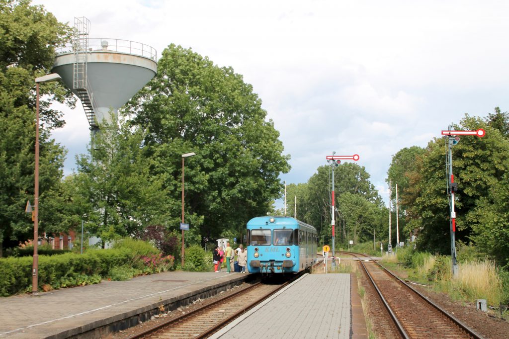 Die Wipperliese hält im Bahnhof Klostermansfeld, aufgenommen am 03.07.2016.