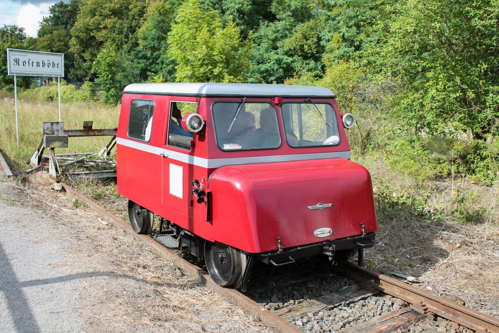 Die Motordraisine der Bahnwelt aus Darmstadt steht im Bahnhof Rosenhöhe auf der Museumsstrecke zwischen  Darmstadt-Ost - Bessunger Forsthaus, aufgenommen am 17.08.2015.