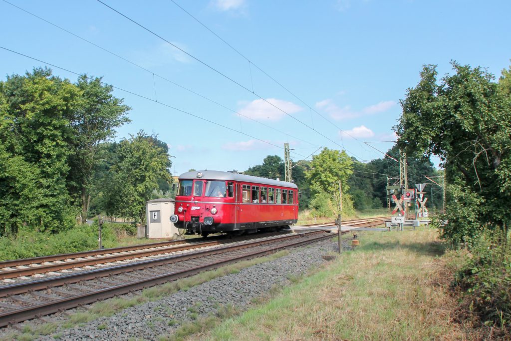 Ein MAN-Schienenbus überquert den Bahnübergang bei Dillheim auf der Dillstrecke, aufgenommen am 07.08.2016.