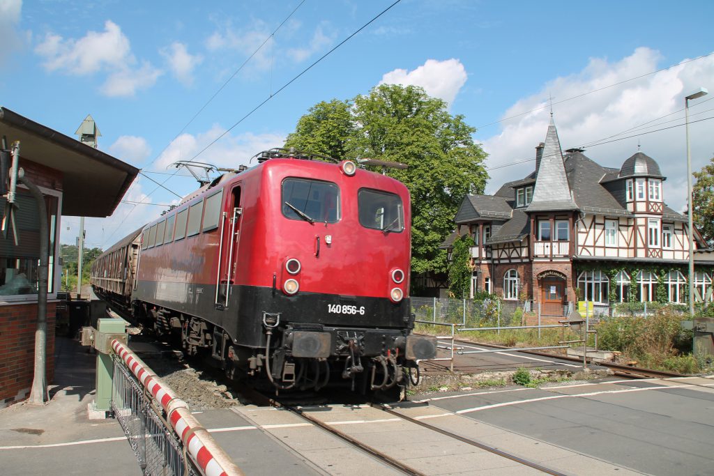 140 846 durchquert mit ihrem Güterzug den Bahnhof Dutenhofen auf der Dillstrecke, aufgenommen am 30.07.2016.