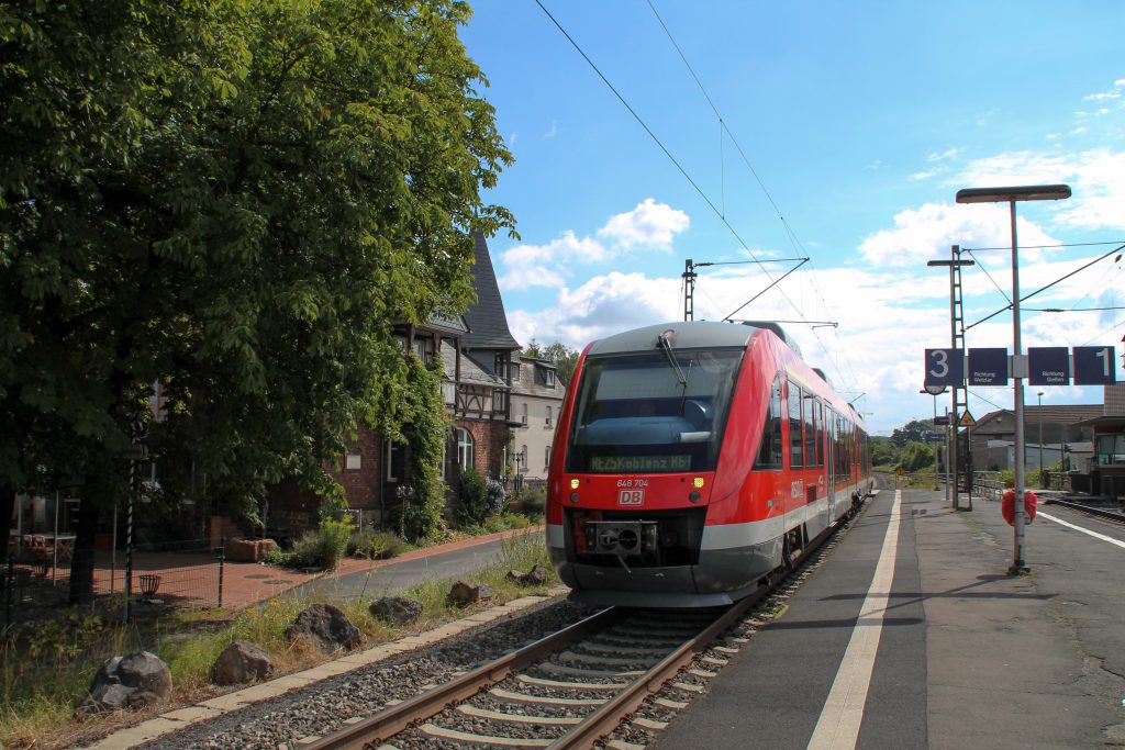 648 204 durchquert den Bahnhof Dutenhofen auf der Dillstrecke, aufgenommen am 30.07.2016.