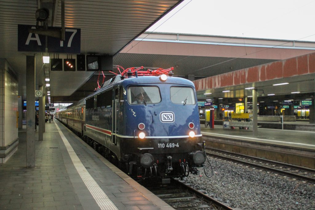 110 496 erreicht mit ihrem Rheingold-Sonderzug den Hauptbahnhof Düsseldorf, aufgenommen am 11.08.2016.